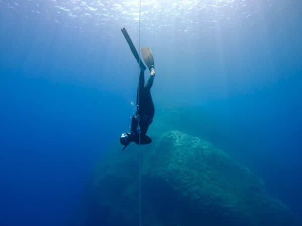 Freediver beginning to turn on the line