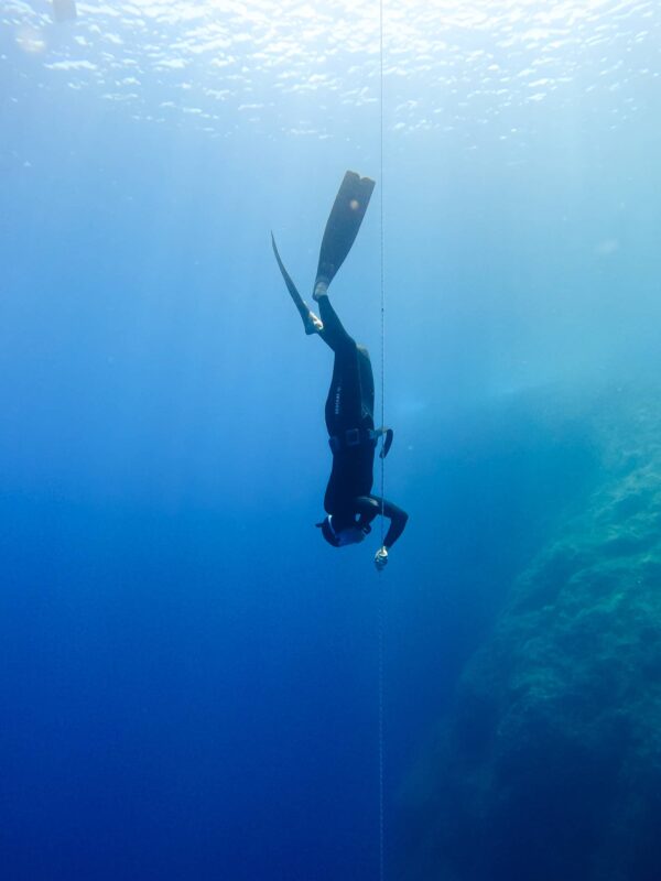 Freediver equalising whilst pulling down a line