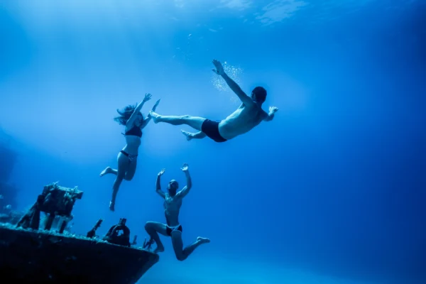 Woman pushes freediver off bow