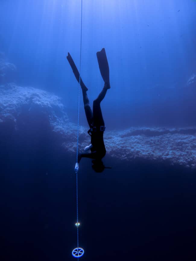 Freediver descends on line